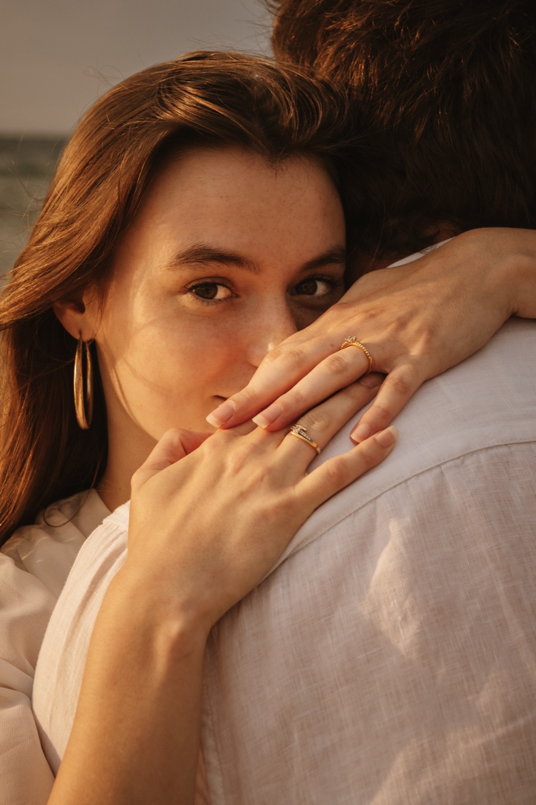 Séance photo de couple au coucher du soleil par WanderFrame — Normandie & Paris